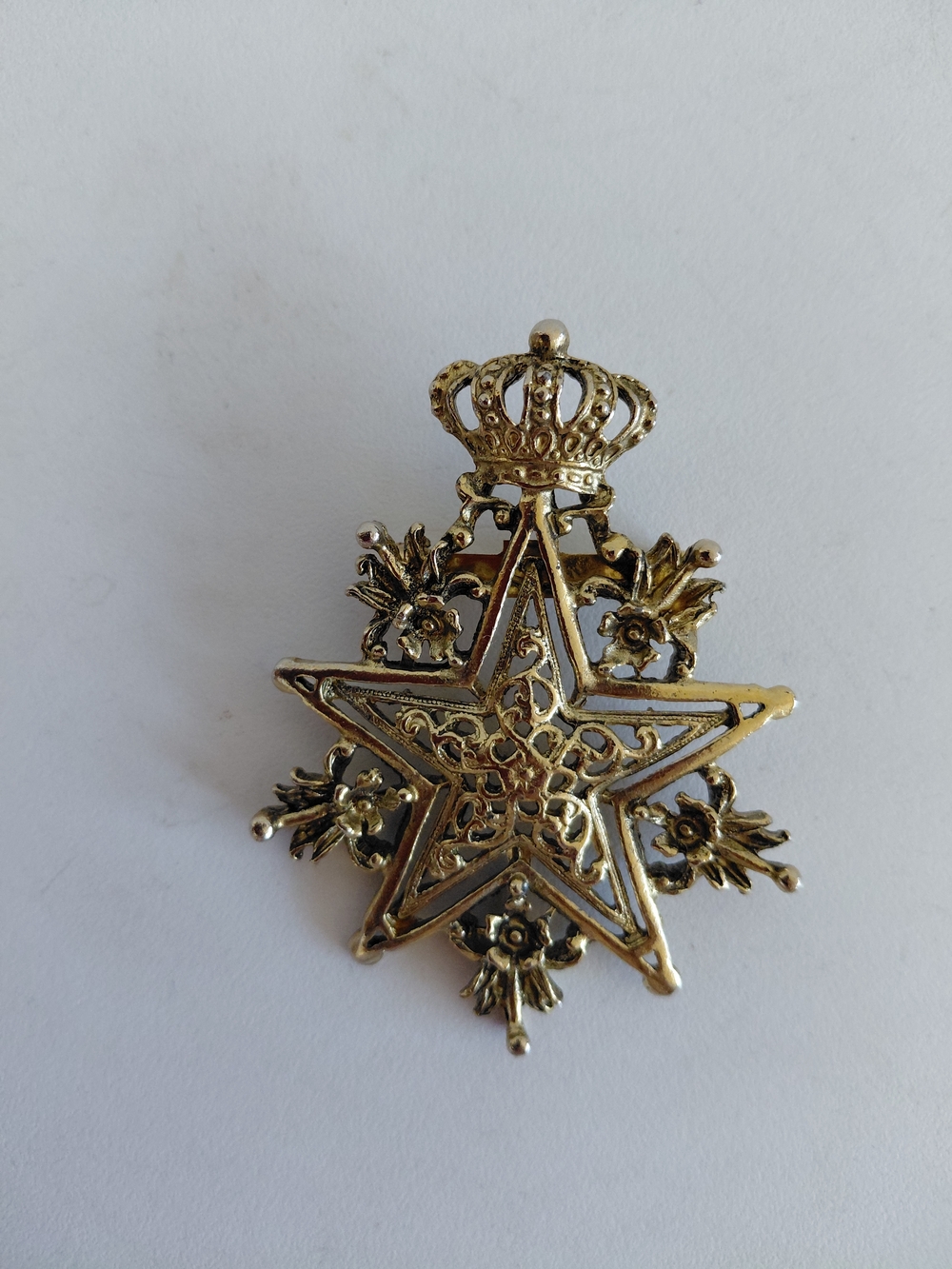 Ornate Gold Star Crown Brooch